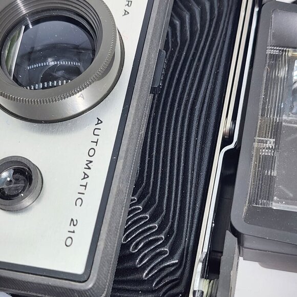 Polaroid Automatic 210 Land Camera With Sylvania Blue Dot Flashbulbs & Manuals - Picture 9 of 12